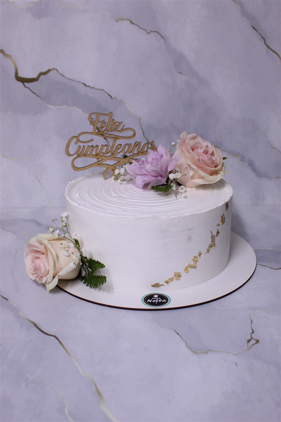 Torta blanca con flores