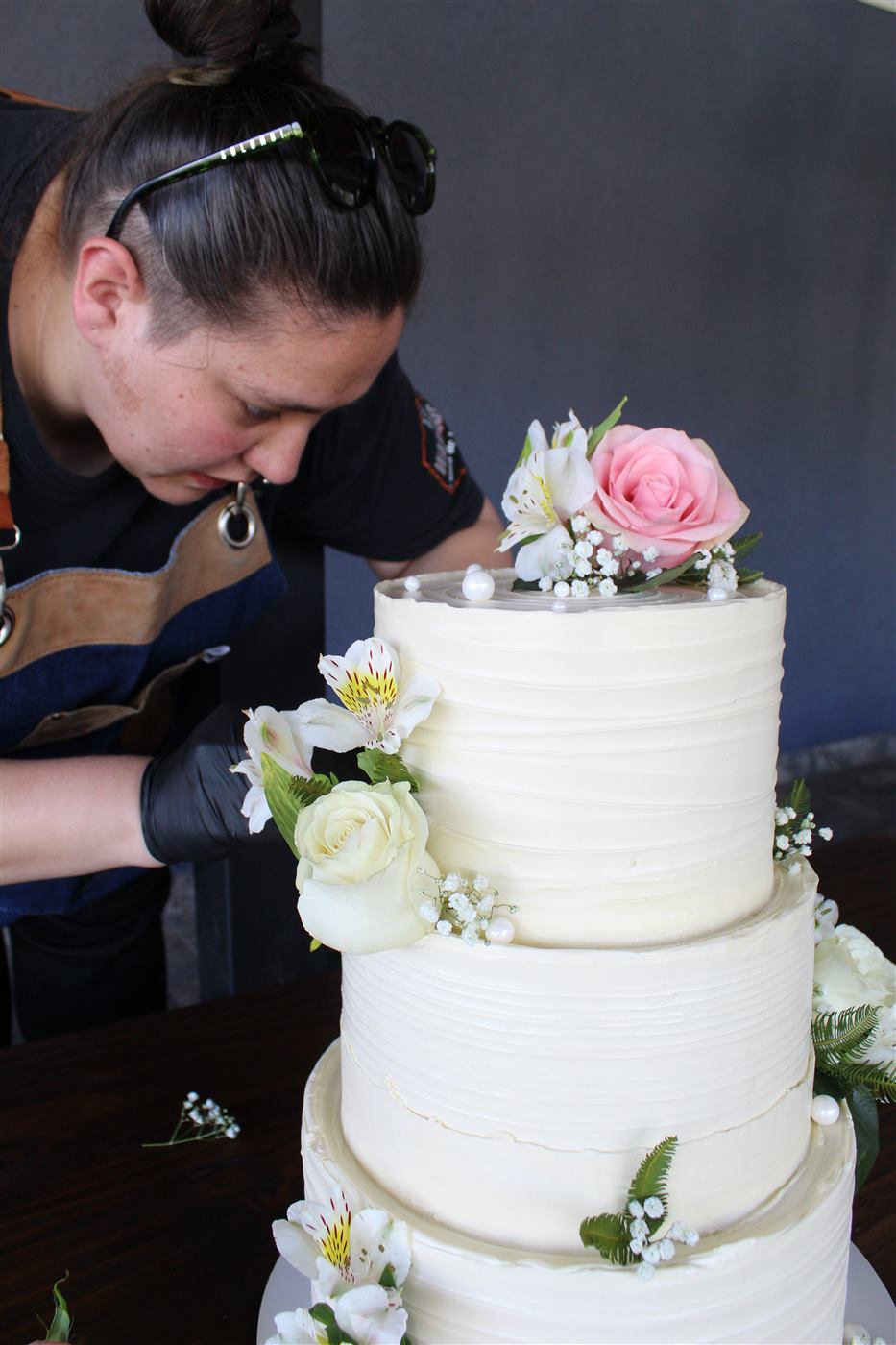 Decorando una torta de dos pisos con flores