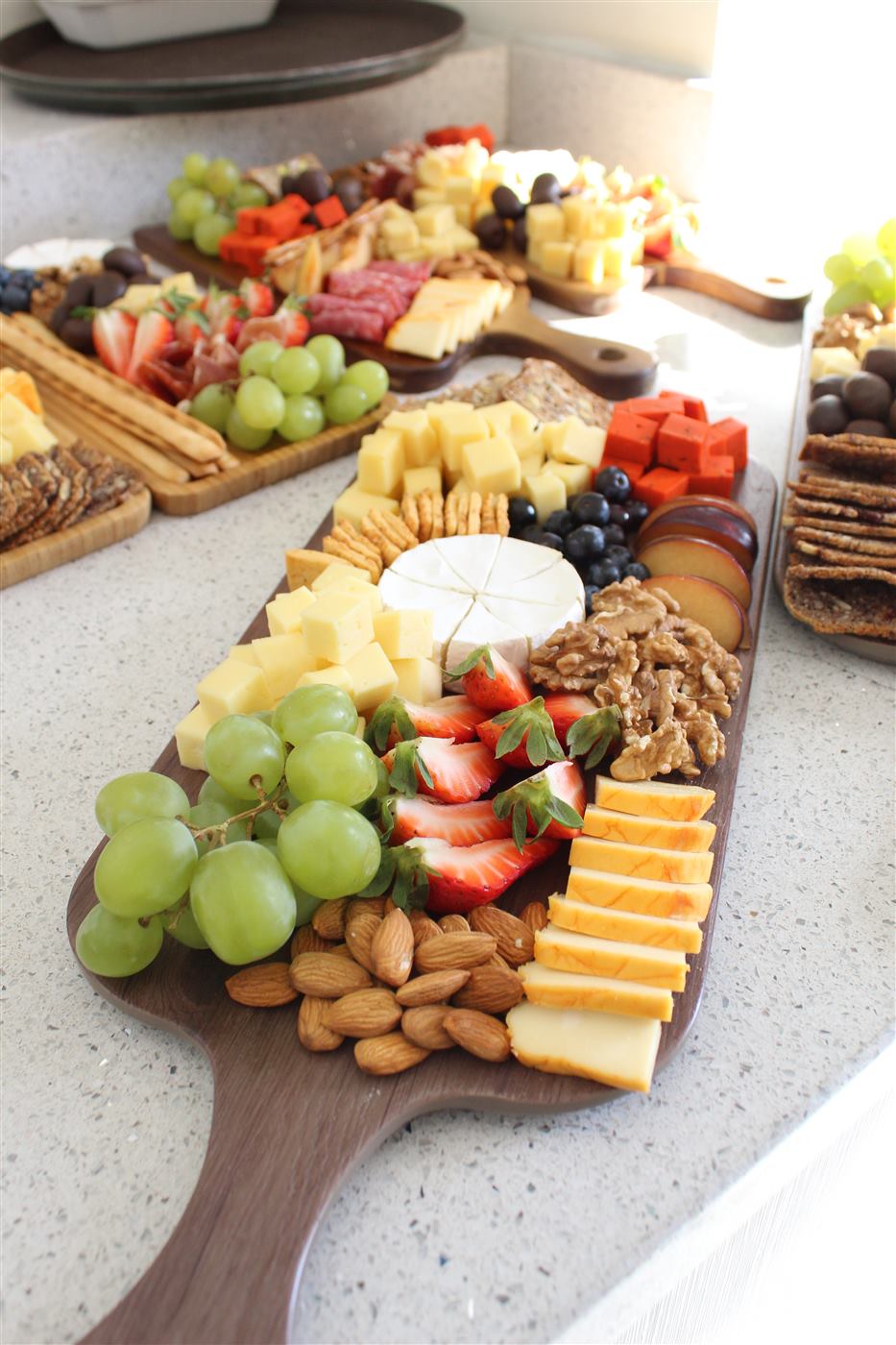 Tabla de quesos, frutas y frutos secos